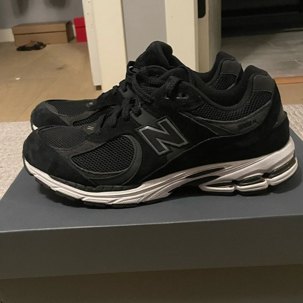 New Balance Men’s Black 2002R - Picture 6 of 8